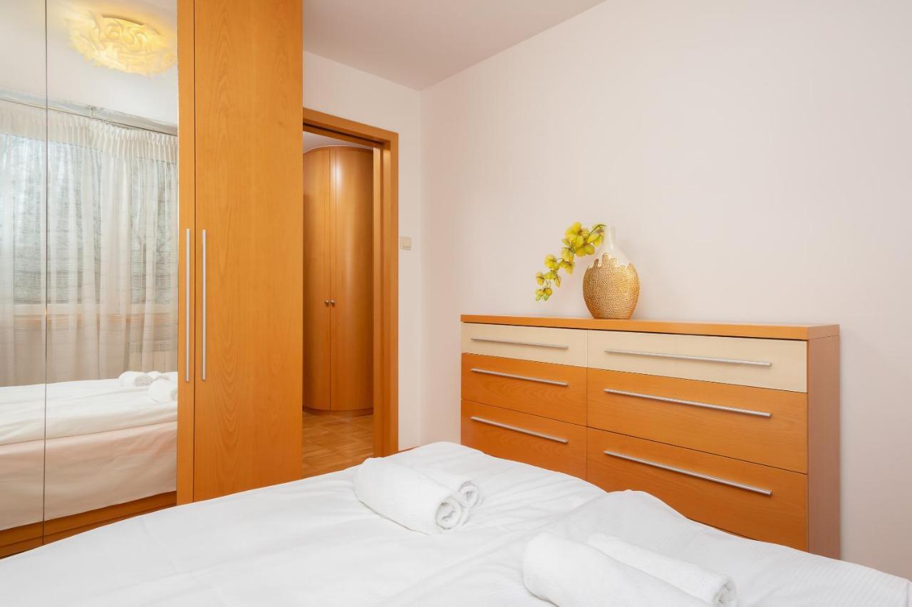 Two-Bedroom Family Apartment Esperanto Next To Klif By Noclegi Renters Warsaw Ngoại thất bức ảnh